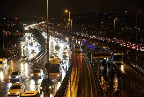 İstanbul'da trafik resmen durdu! Yoğunluk yüzde 90'a ulaştı